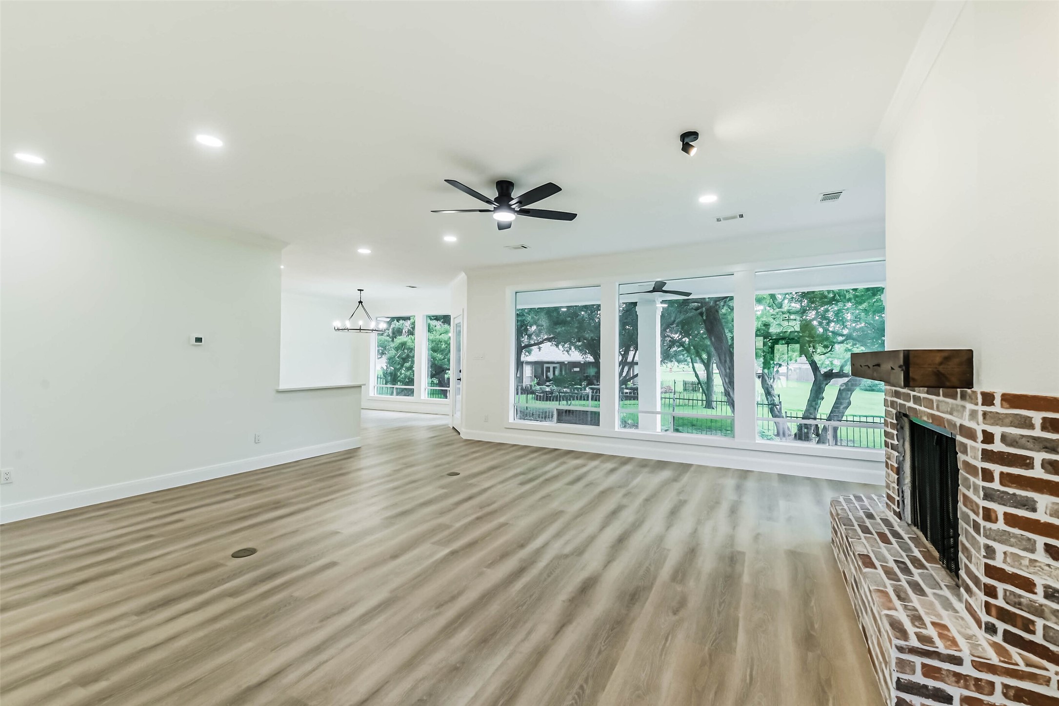 103 Forest Court Conroe, TX 77356 - Photo 7 of 40