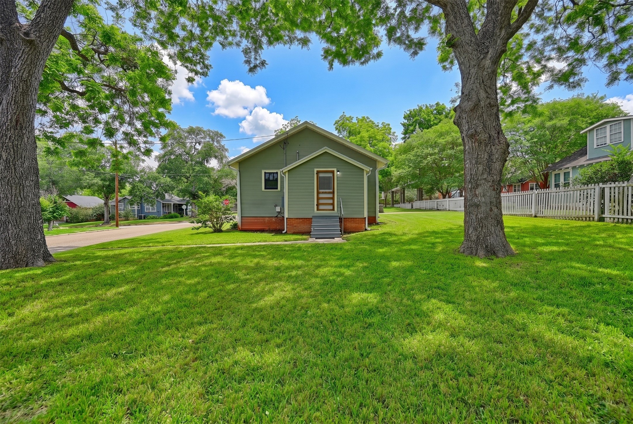 1500 Church Street Brenham, TX 77833 - Photo 23 of 30 a front view of a house with garden