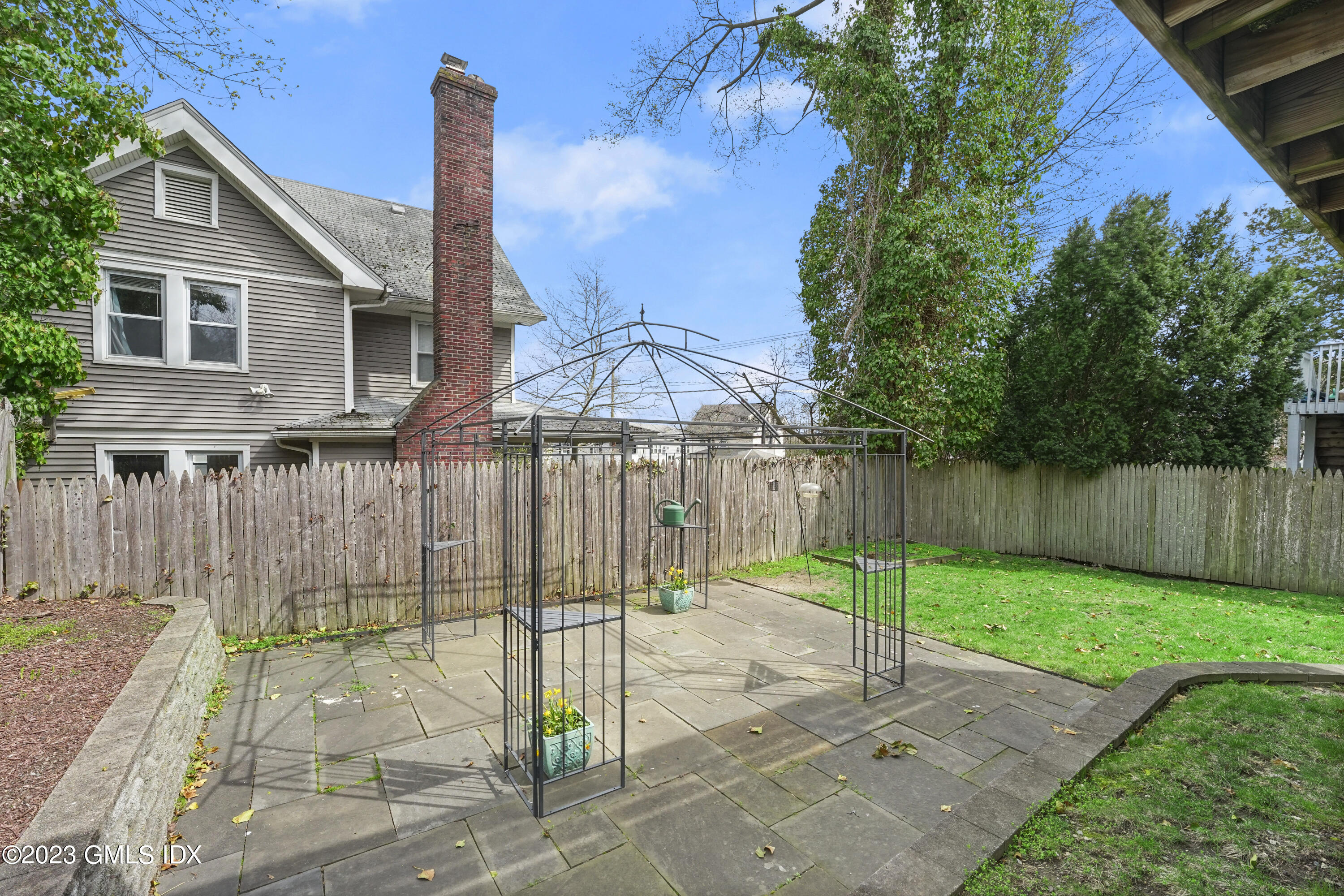 59 Ridge Street, Unit 2 Greenwich, CT 06830 - Photo 28 of 31 a view of a backyard with a garden