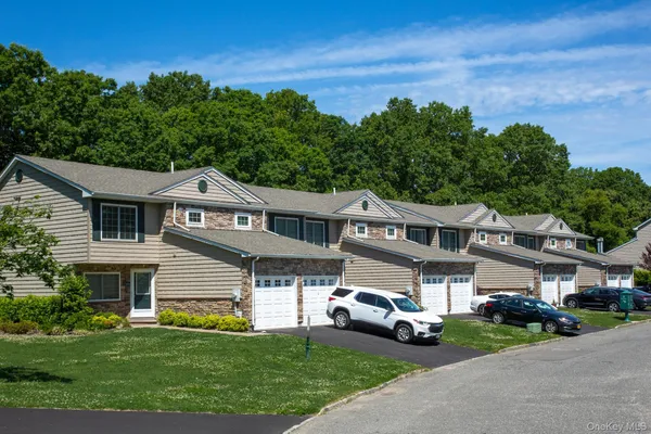$3,890 | 5000 Townehouse Drive, Unit 2104, Coram, NY 11727