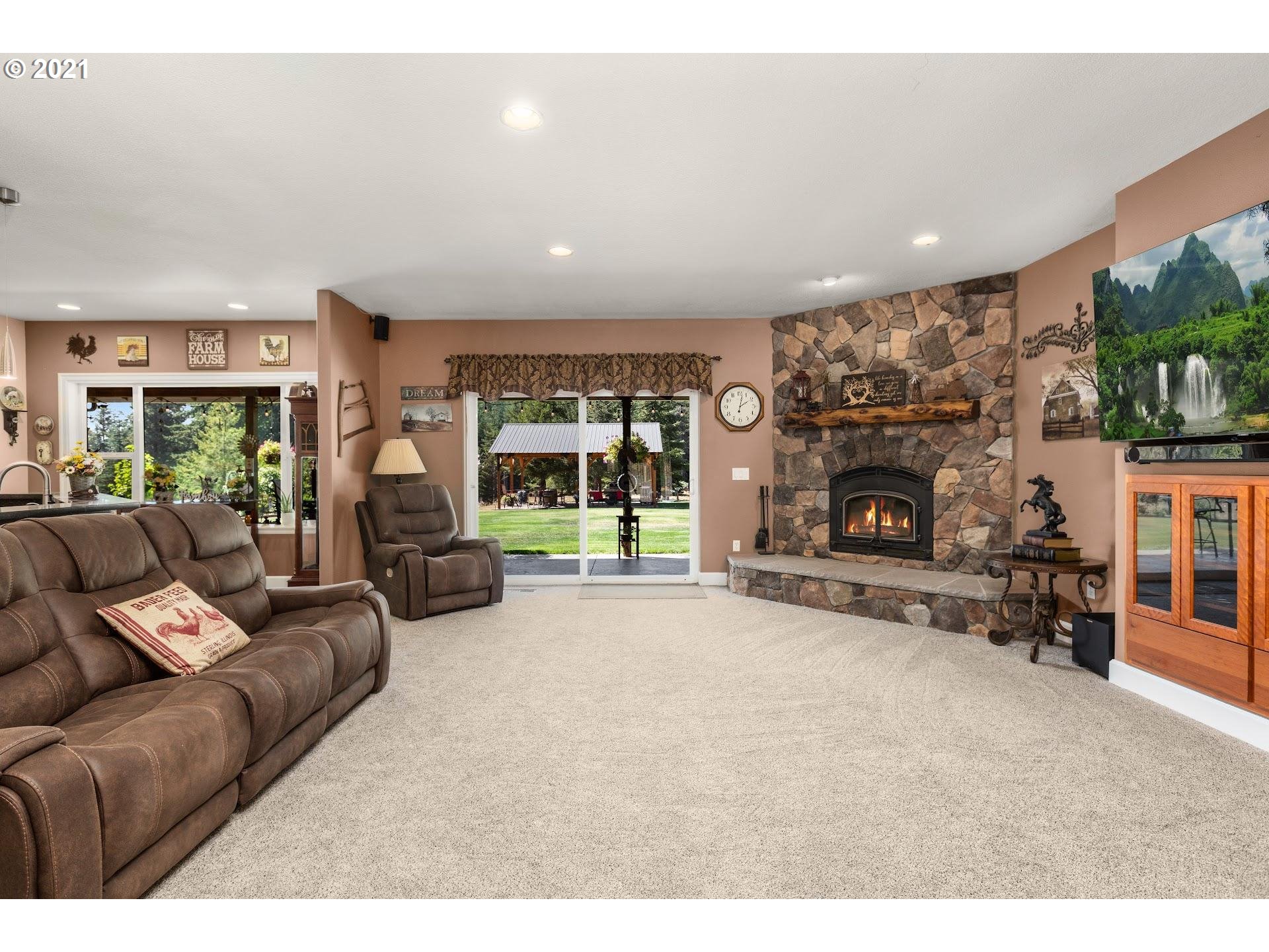 12187 Southeast Laughing Water Road Sandy, OR 97055 - Photo 4 of 32