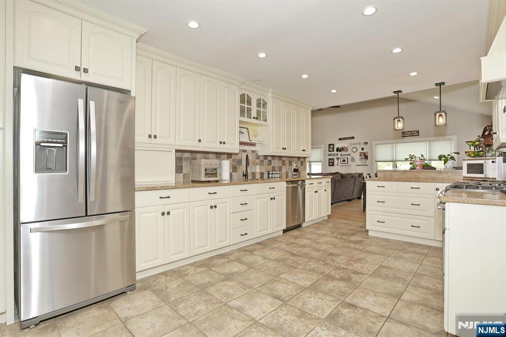 117 Roxbury Road Dumont, NJ 07628 - Photo 9 of 49
