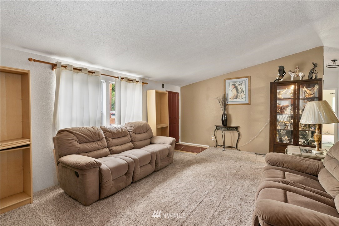 6733 Fir Tree Road Southeast Olympia, WA 98513 - Photo 4 of 25 Gallery Image 4