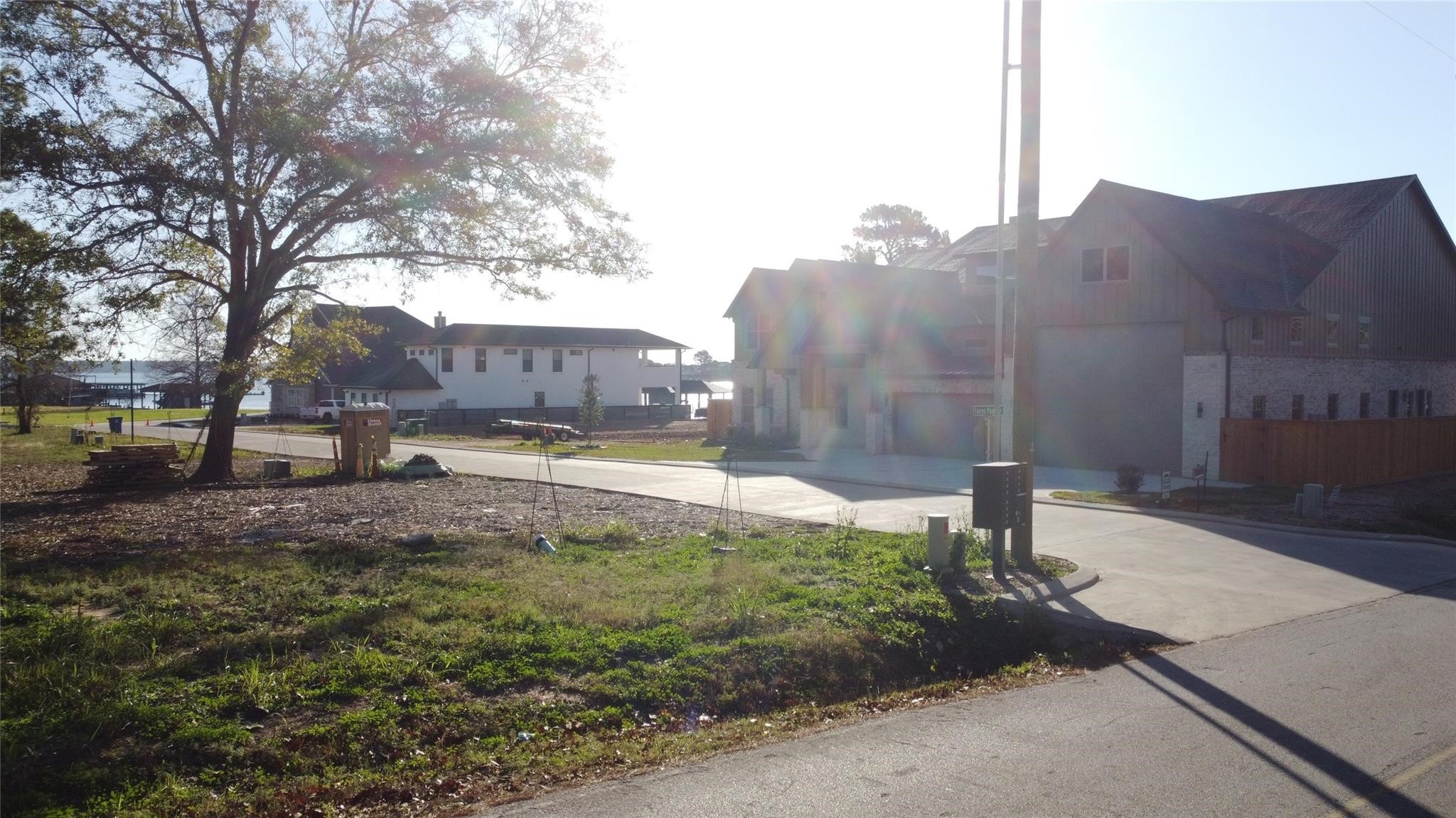a view of a back yard