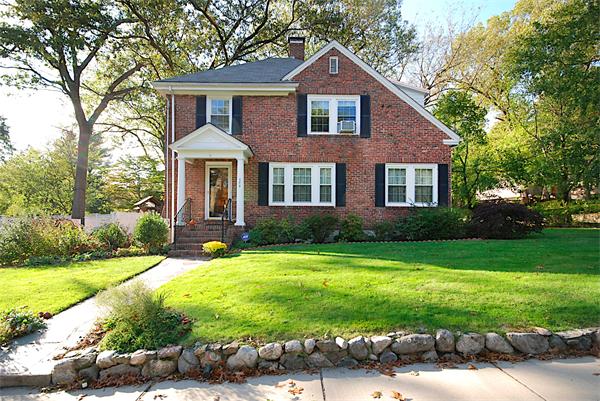 189 Carlton Road Newton, MA 02468 - Photo 4 of 30