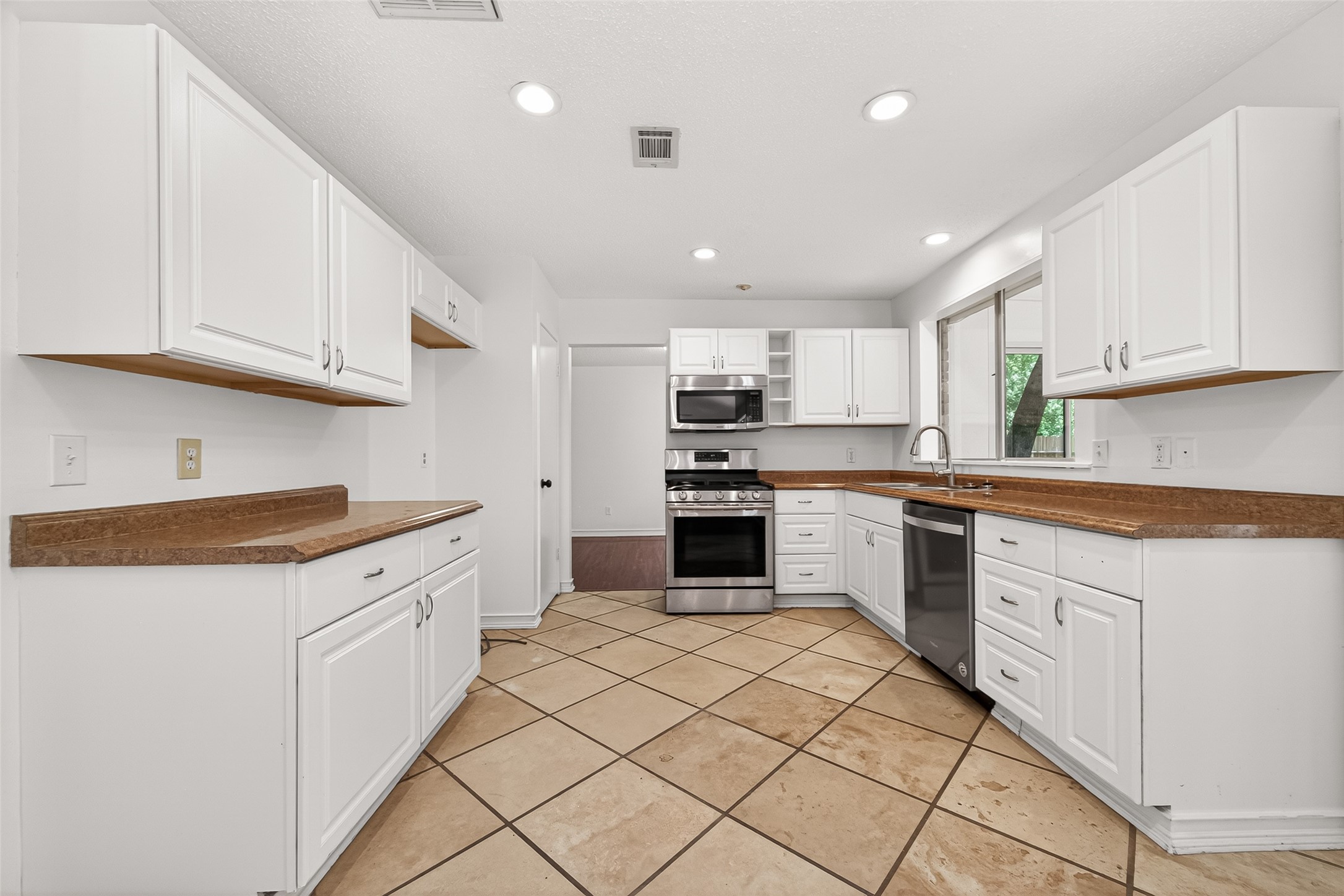 42 Rockridge Drive Spring, TX 77381 - Photo 12 of 39 Kitchen.