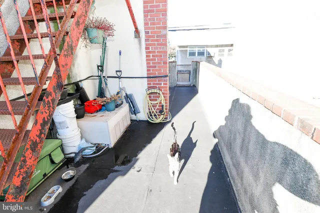 a view of entryway and kitchen