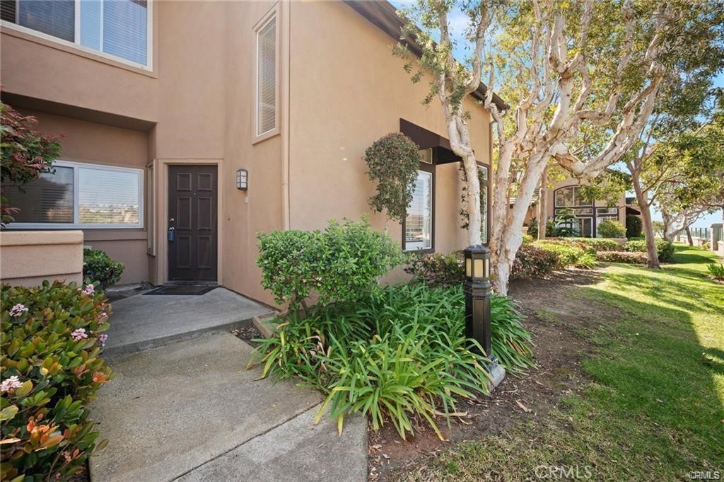 1 Baycrest Place Dana Point, CA 92629 - Photo 4 of 20 a front view of a house with a yard and fountain