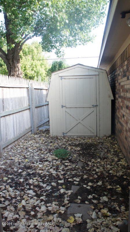 7261 Bayswater Road Amarillo, TX 79109 - Photo 17 of 19 Side Yard