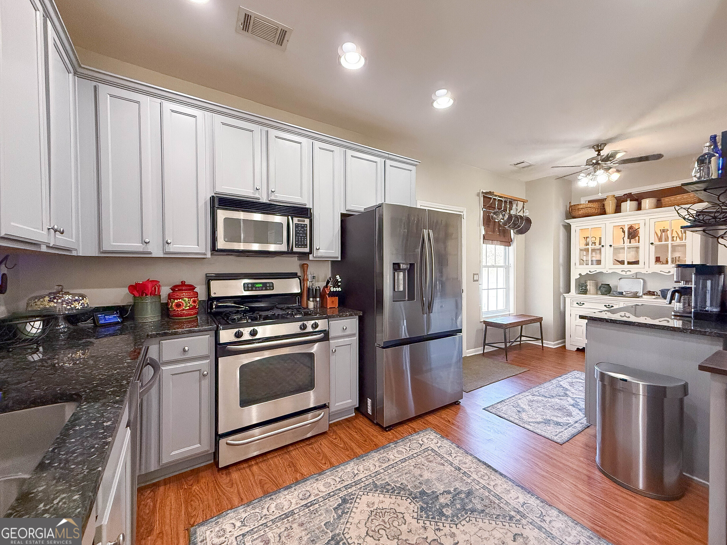38 The Promenade Newnan, GA 30265 - Photo 2 of 22 a kitchen with granite countertop a refrigerator stove and oven