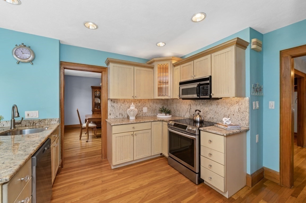 42 Pilgrim Road Medford, MA 02155 - Photo 4 of 36