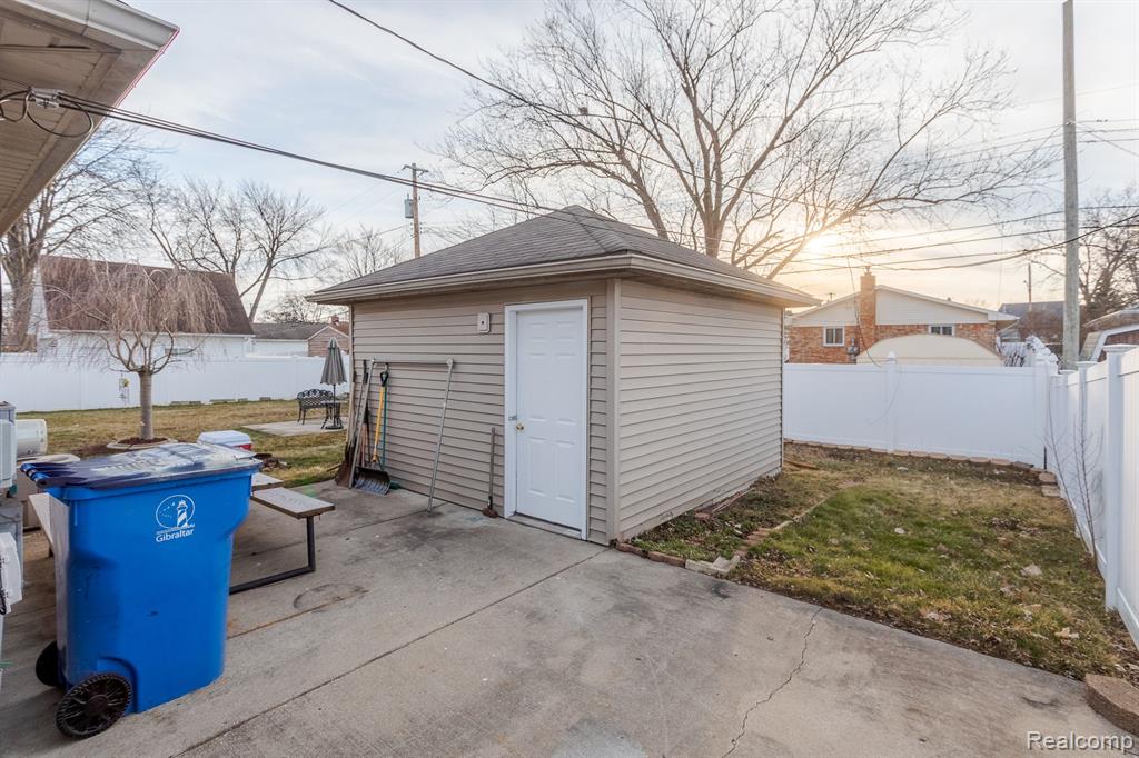 29030 Springstead Street Gibraltar, MI 48173 - Photo 21 of 23