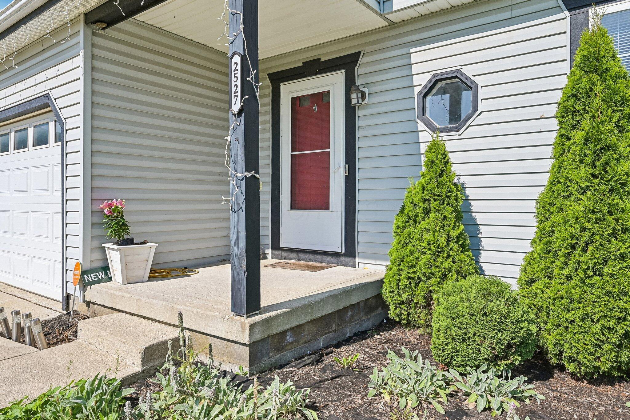 2527 Linbaugh Road Grove City, OH 43123 - Photo 8 of 44 Front Porch