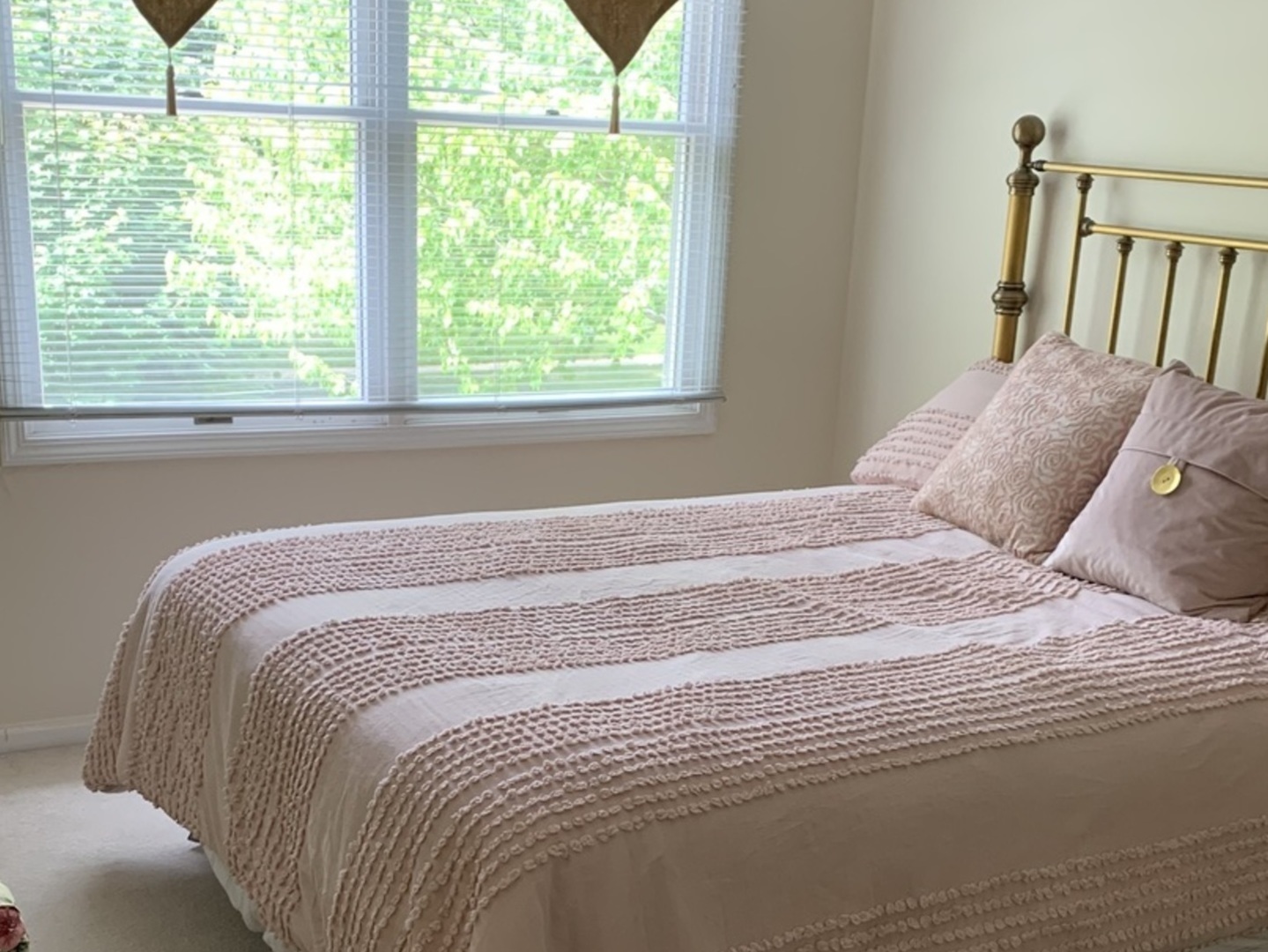 1003 Pember Circle West Dundee, IL 60118 - Photo 10 of 29 a bedroom with a bed and a window