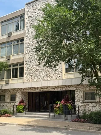 $275,000 | 222 North Marion Street, Unit 2M, Oak Park, IL 60302