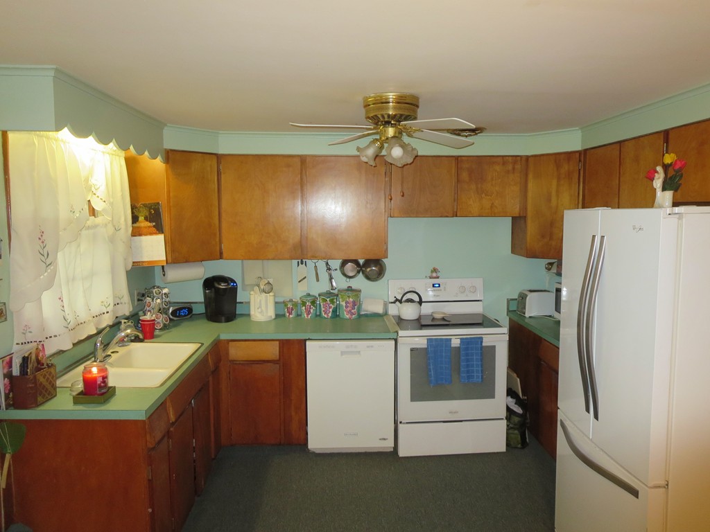 145 West Meadowview Road Holyoke, MA 01040 - Photo 6 of 17