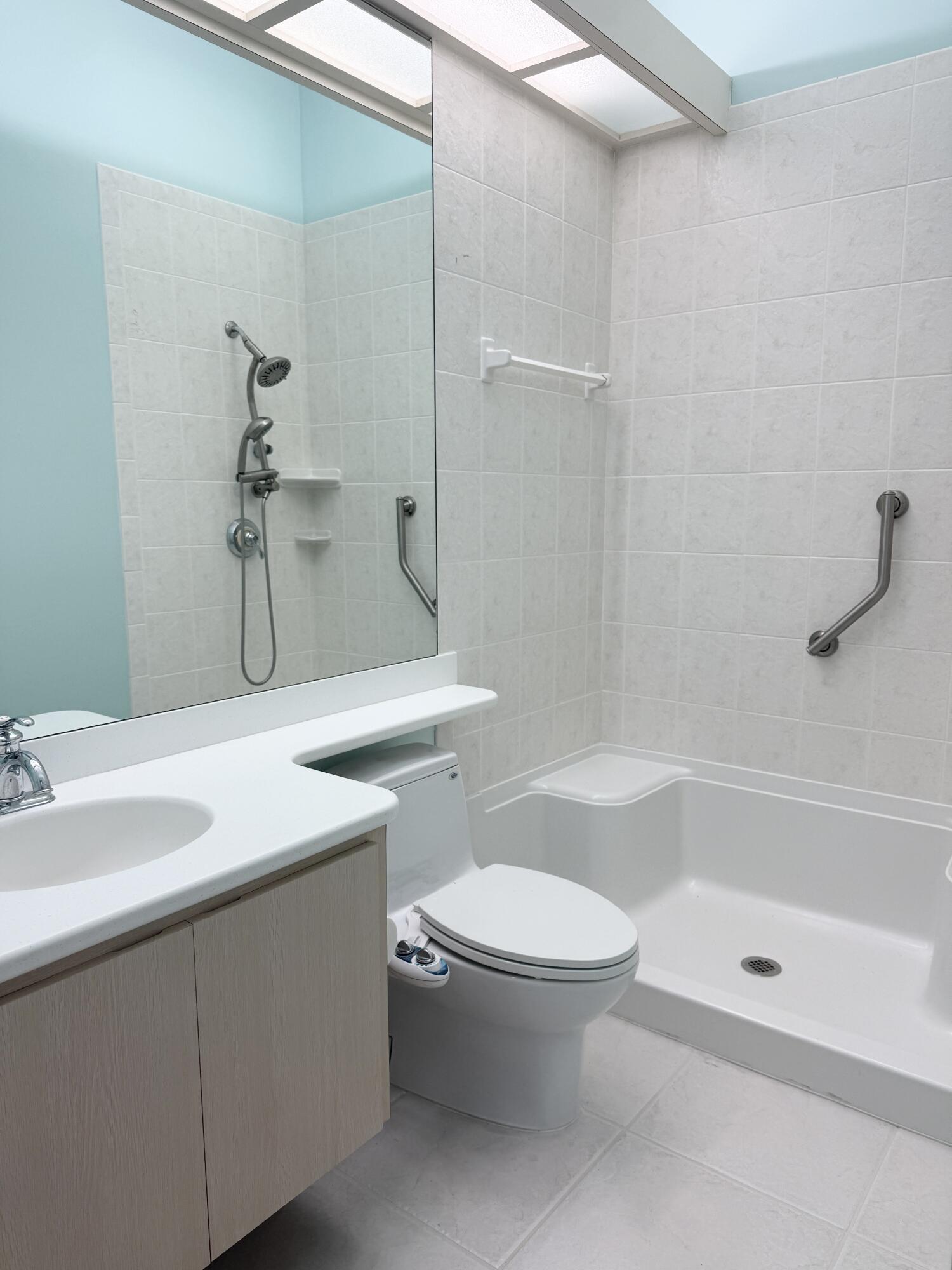 198 Hampton Circle Jupiter, FL 33458 - Photo 19 of 19 Guest Bathroom