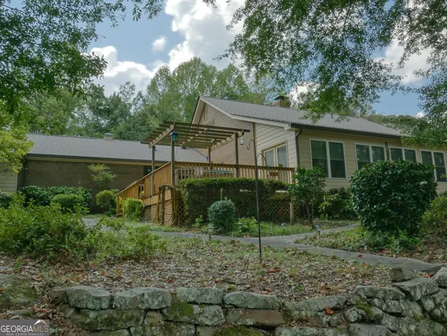 a view of a house with a backyard