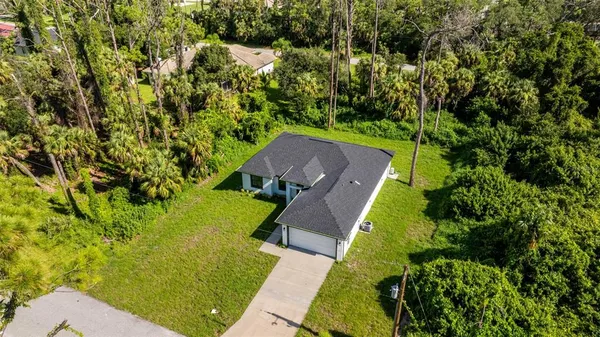 a view of a back yard