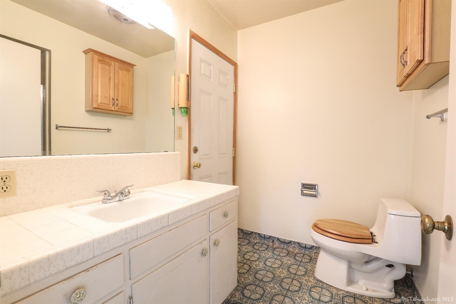 20836 Schout Road Tehachapi, CA 93561 - Photo 27 of 59 master bath with access door to sunroom