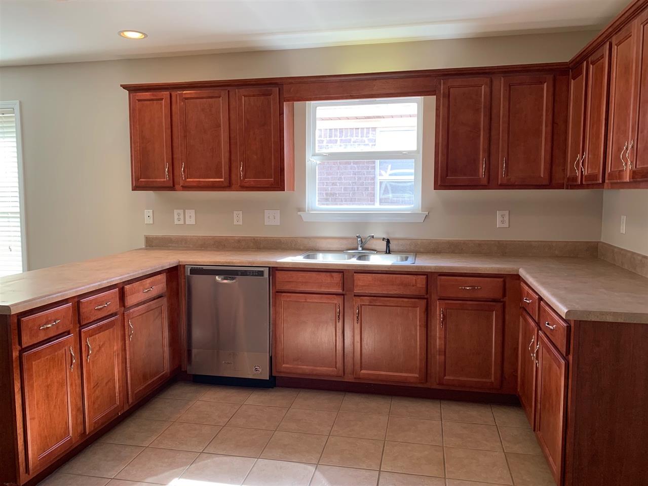 1906 Colorado Court Foley, AL 36535 - Photo 3 of 19 Kitchen