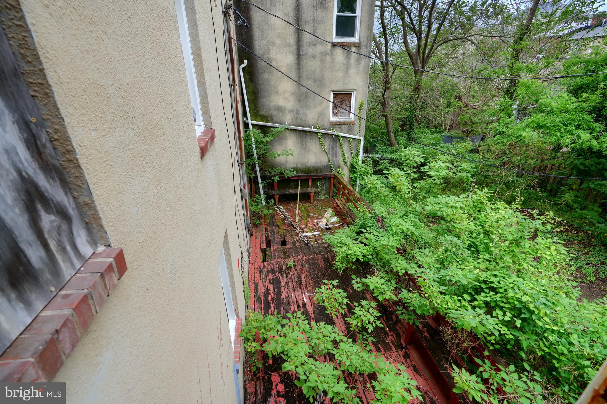 116 Callender Street Baltimore, MD 21201 - Photo 31 of 47 a backyard of a house with lots of green space