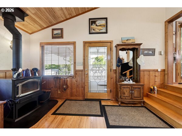 63697 Isthmus Heights Road Coos Bay, OR 97420 - Photo 6 of 45 Entrance/Foyer