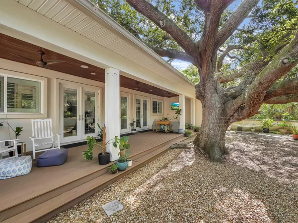 a view of a house with backyard