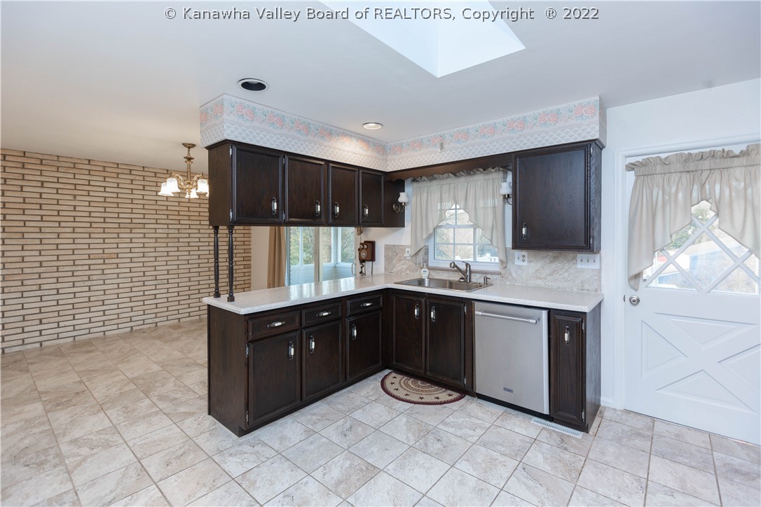 1423 Strawberry Road St. Albans, WV 25177 - Photo 9 of 43 Gallery Image 9