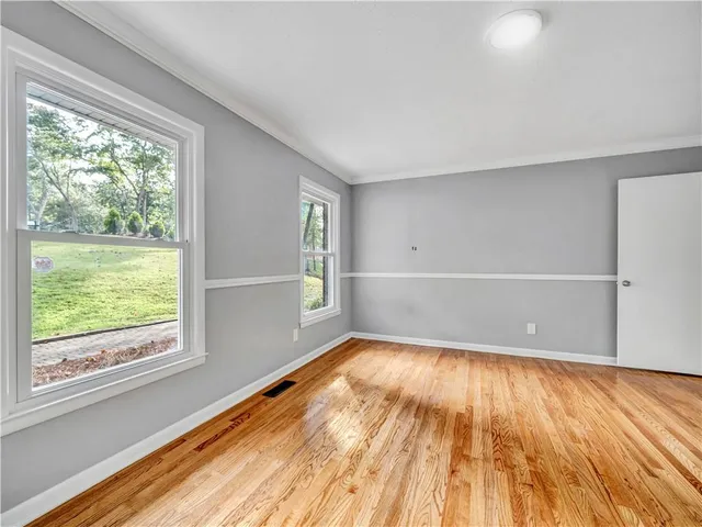 a picture of a bench