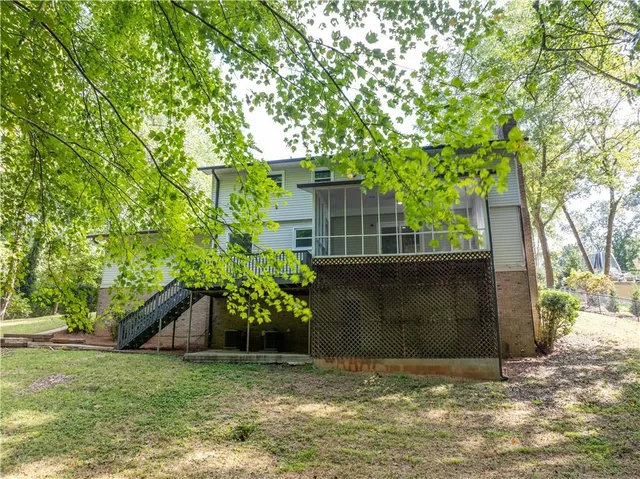 a view of a backyard