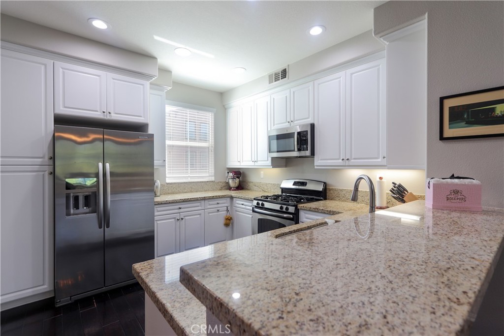 47 Aliso Ridge Loop Mission Viejo, CA 92691 - Photo 19 of 42 Beautiful kitchen