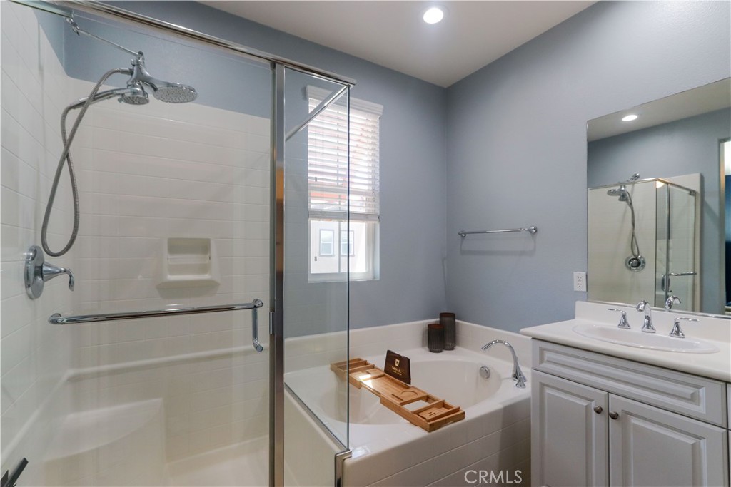 47 Aliso Ridge Loop Mission Viejo, CA 92691 - Photo 28 of 42 Master bathroom with tub
