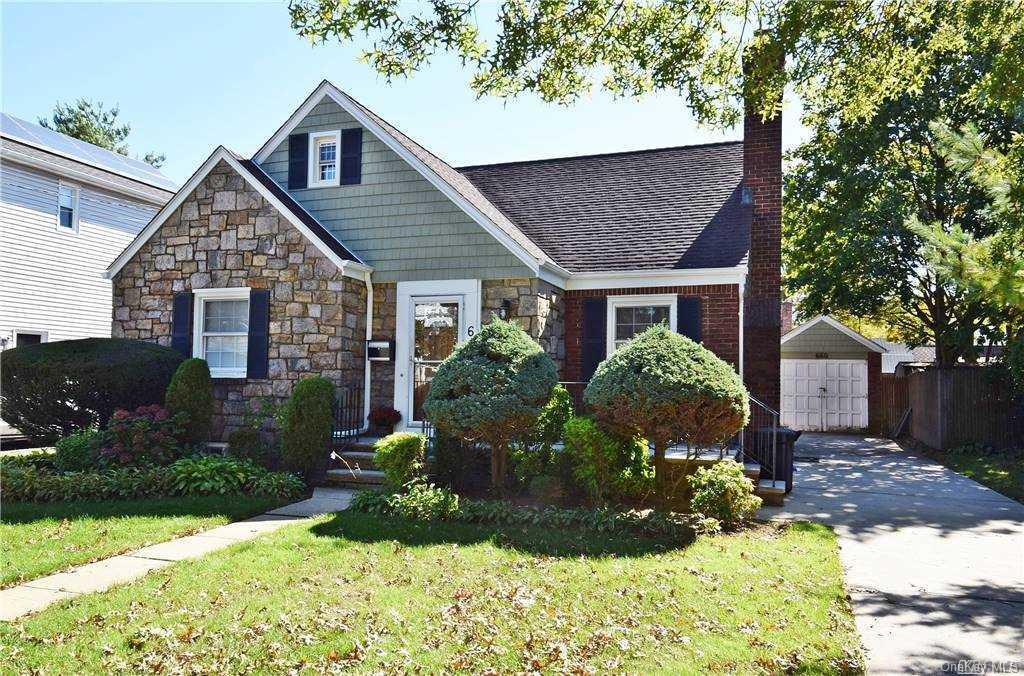 660 Stratford Road Baldwin, NY 11510 - Photo 1 of 1 Front View House