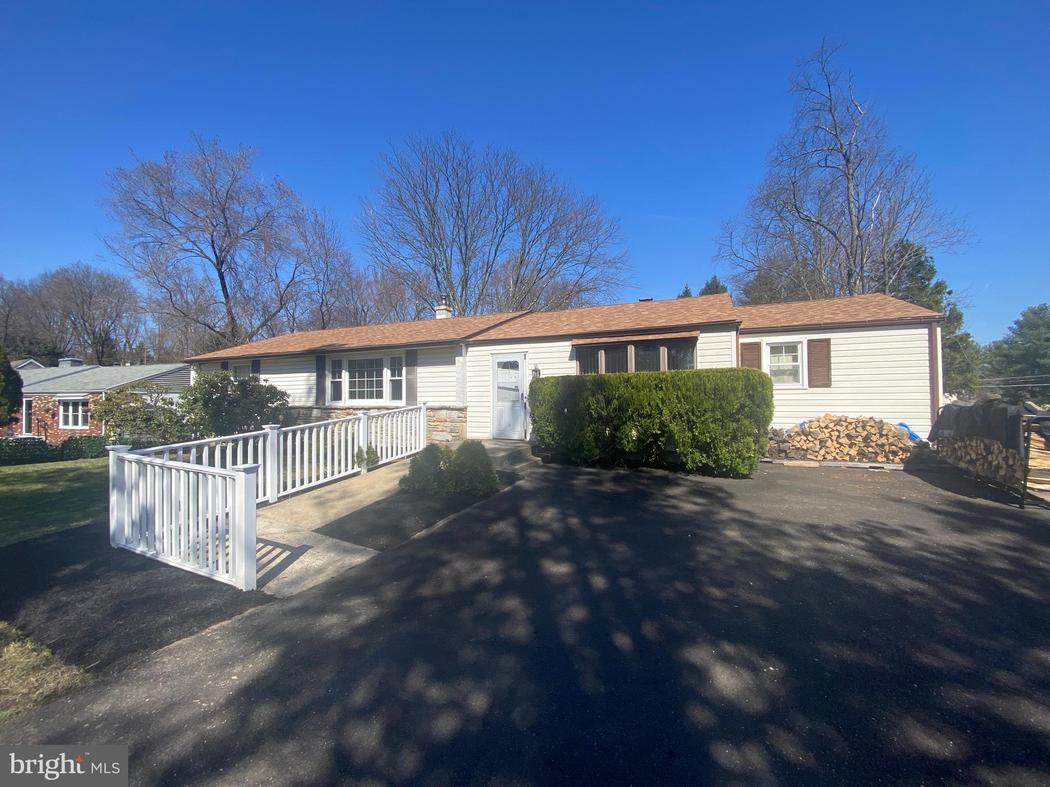 135 Laurel Road Southampton, PA 18966 - Photo 4 of 24 Gallery Image 4
