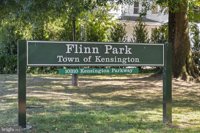 a car parked in front of a building