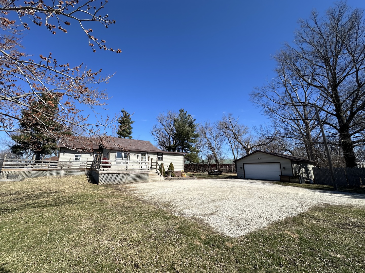 11350 Lincoln Road Morrison, IL 61270 - Photo 4 of 40 a view of a yard with a house