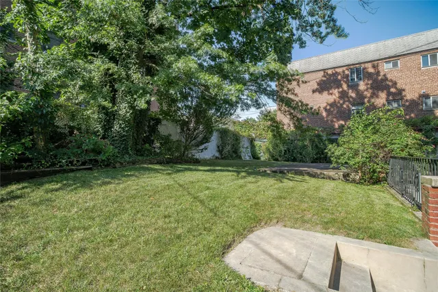 $900,000 | 195-11 Woodhull Avenue | Hollis