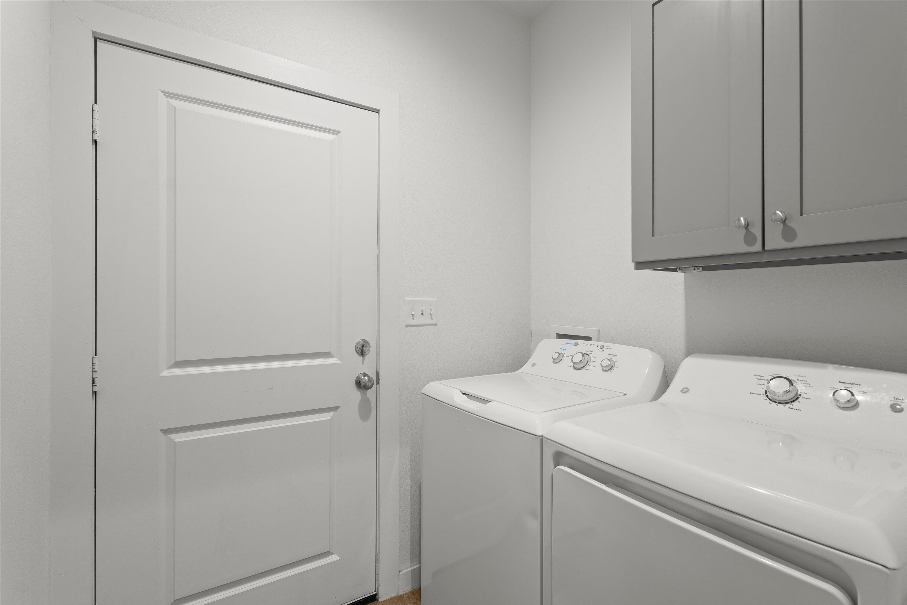 5736 Lehigh Street Lubbock, TX 79416 - Photo 9 of 23 a utility room with dryer and washer