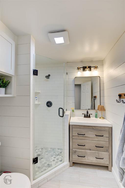 701 Chandler Road Haughton, LA 71037 - Photo 11 of 25 a bathroom with a sink mirror and shower