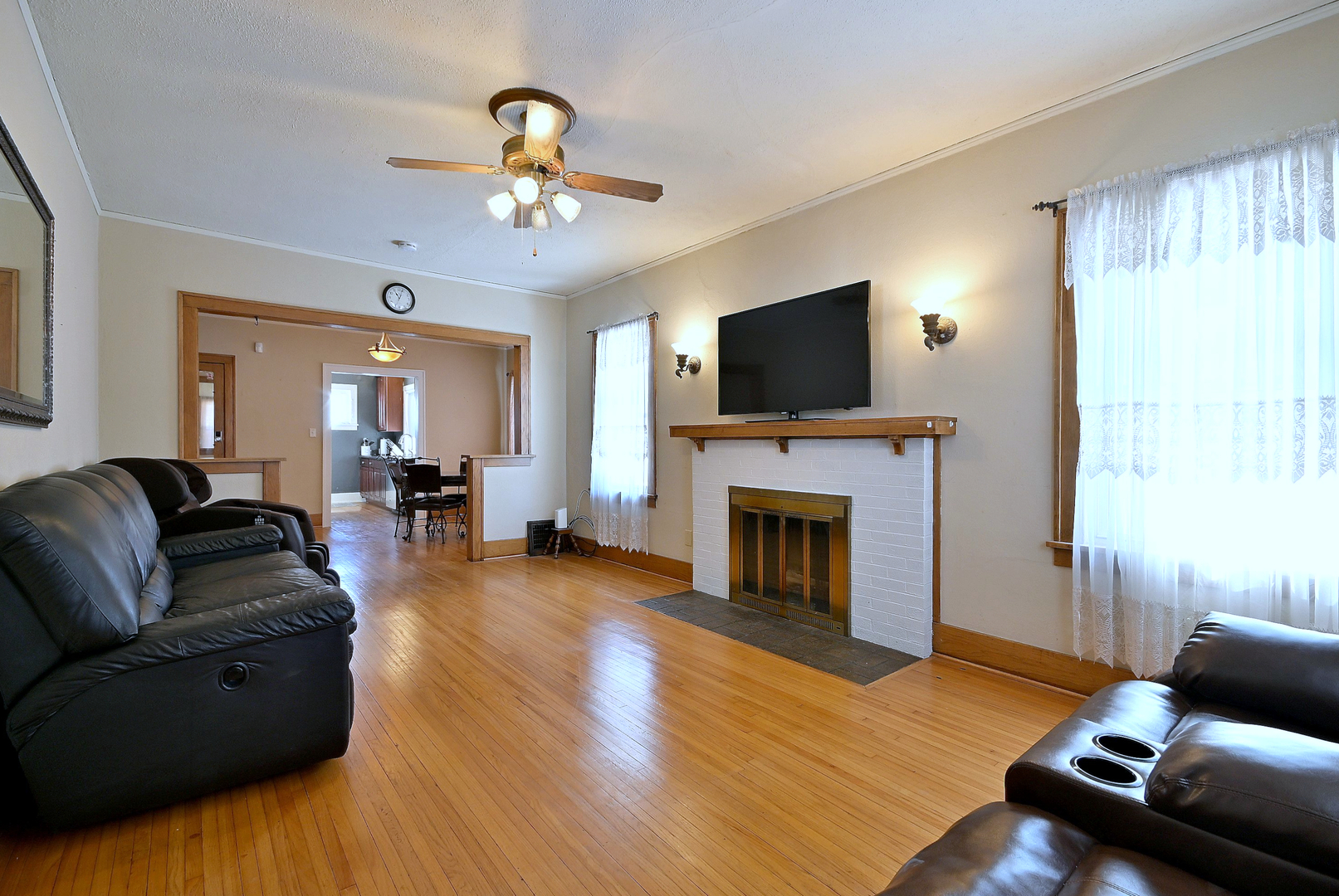 8 South Commonwealth Avenue Aurora, IL 60506 - Photo 3 of 24