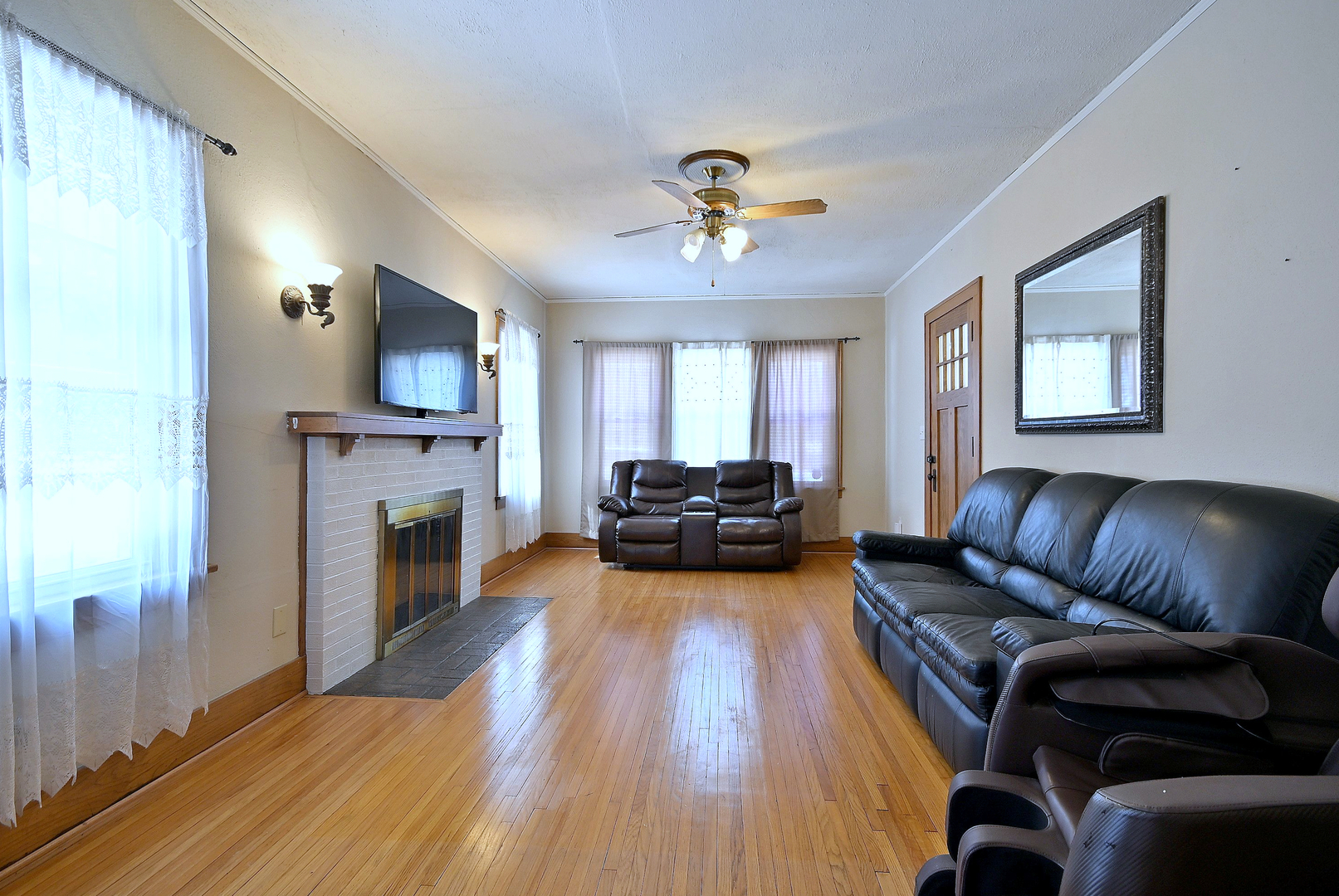 8 South Commonwealth Avenue Aurora, IL 60506 - Photo 4 of 24