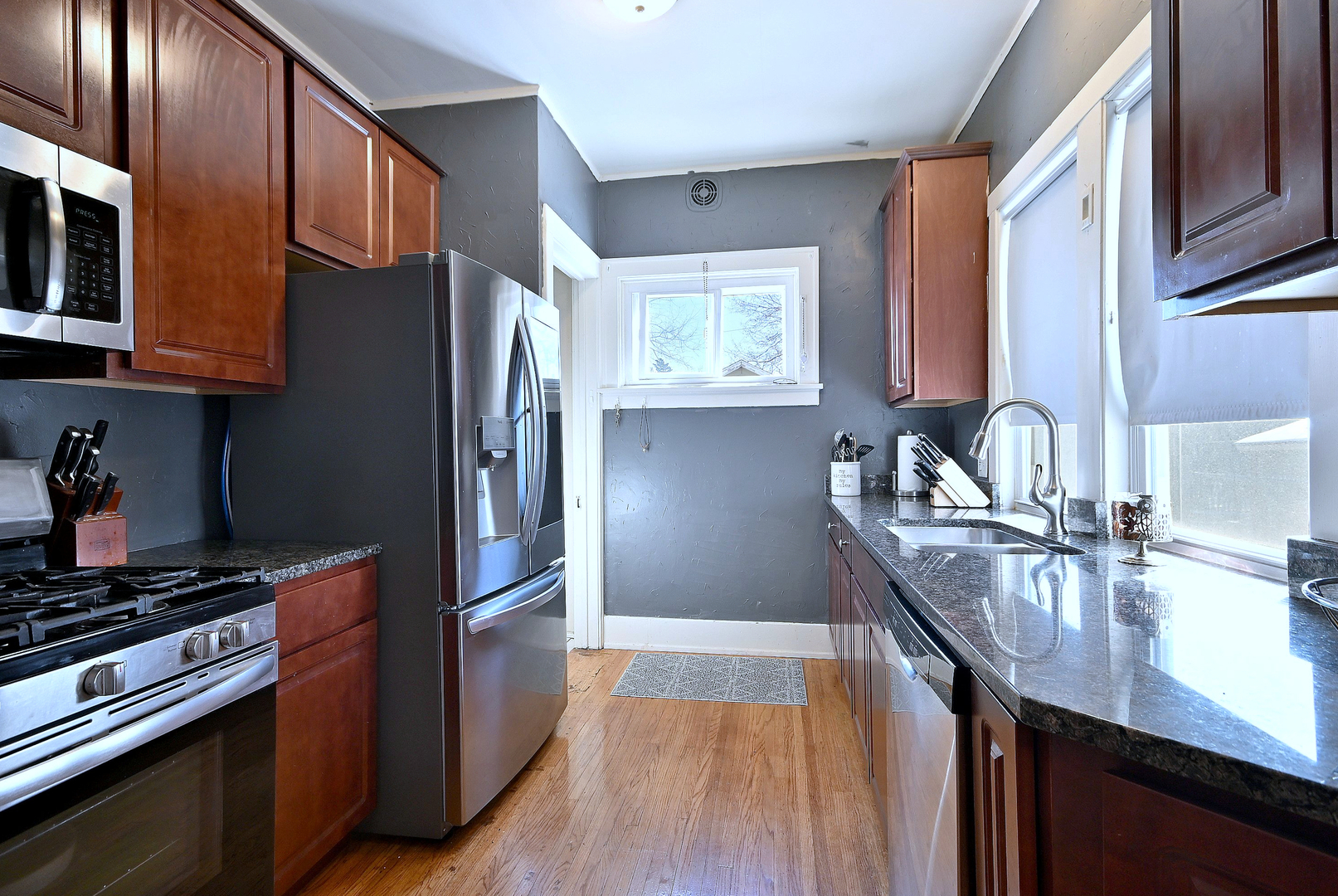 8 South Commonwealth Avenue Aurora, IL 60506 - Photo 7 of 24