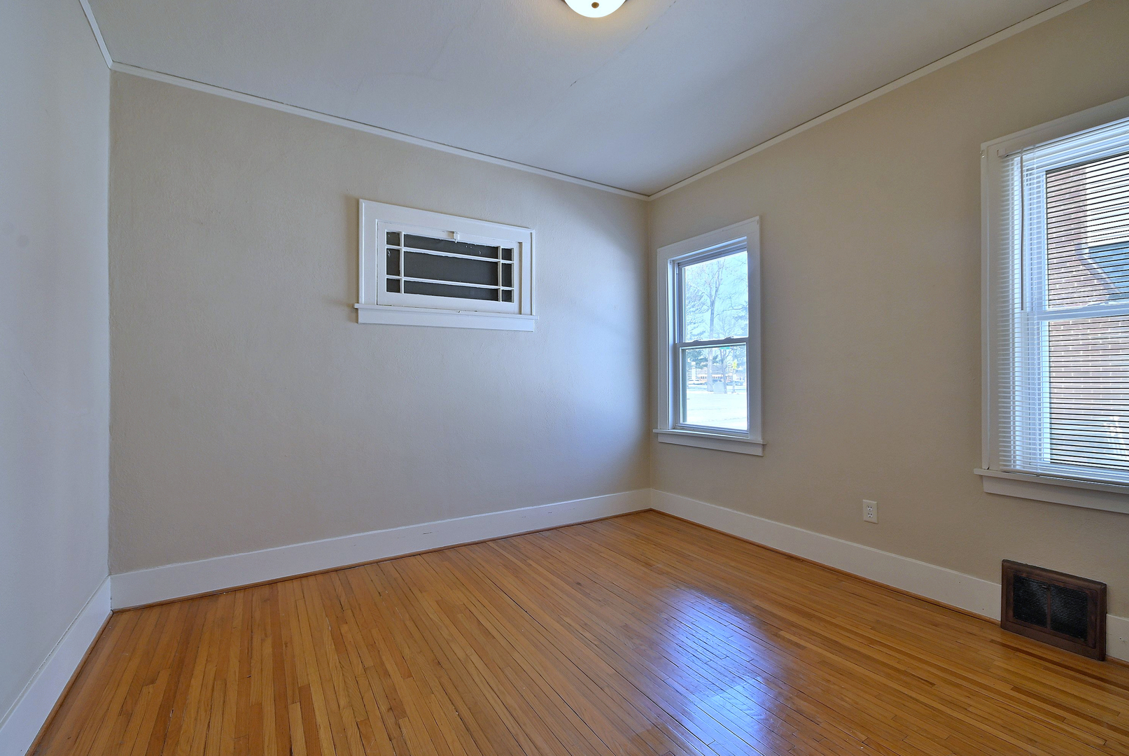 8 South Commonwealth Avenue Aurora, IL 60506 - Photo 9 of 24