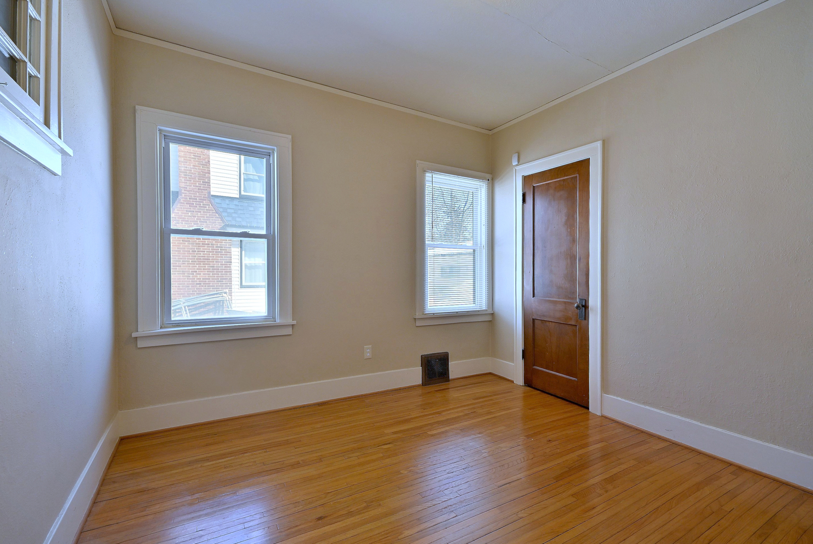 8 South Commonwealth Avenue Aurora, IL 60506 - Photo 10 of 24