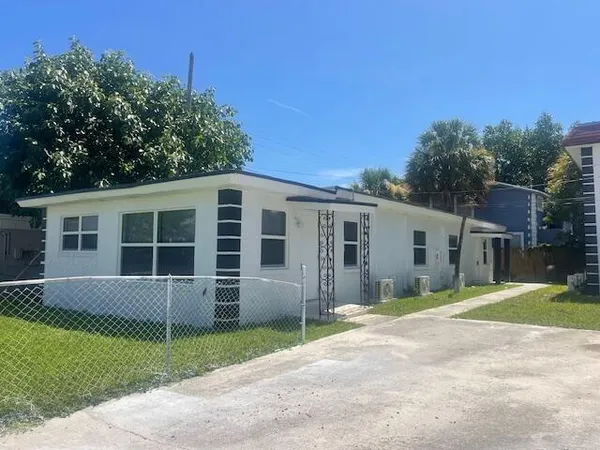 $2,000 | 304 North Tamarind Avenue, West Palm Beach, FL 33401