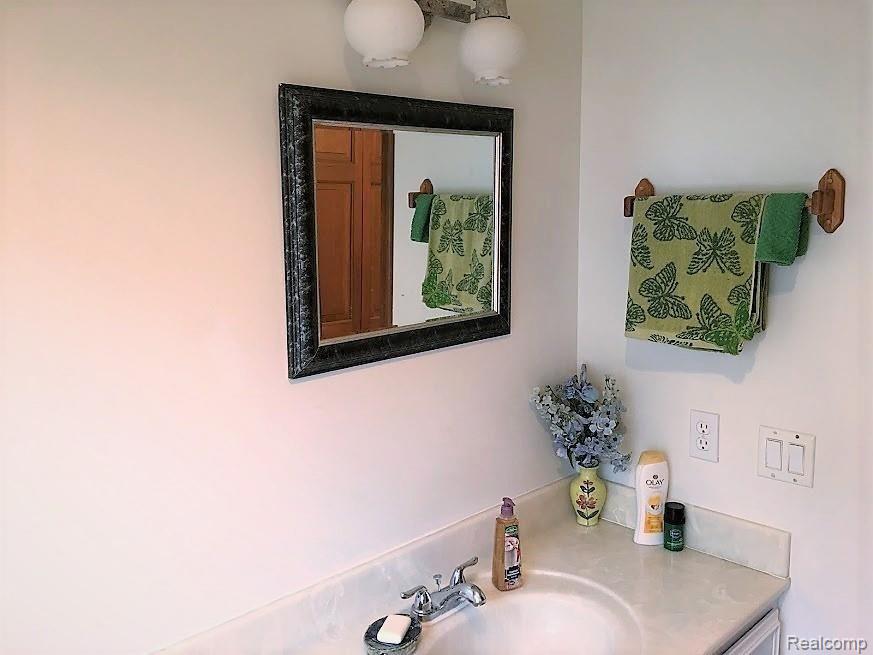 1344 Springborrow Drive Flint, MI 48532 - Photo 31 of 39 Master Bathroom (2).jpg