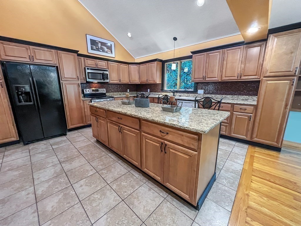 43 Hiatt Street Fall River, MA 02721 - Photo 8 of 38 Gallery Image 8