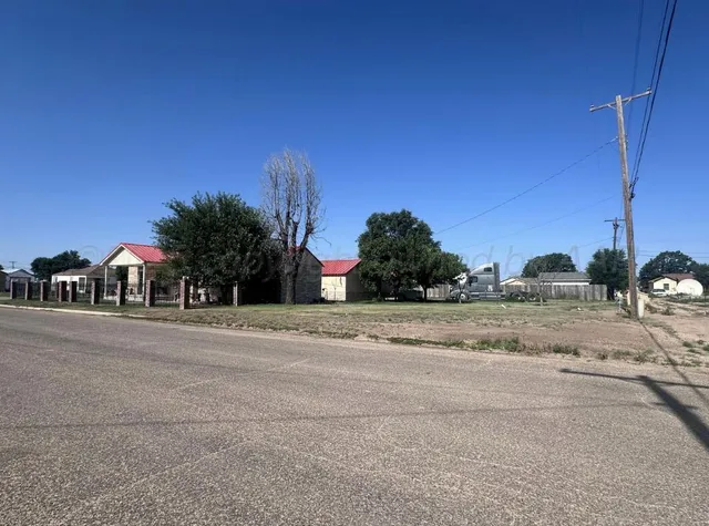 a view of a houses with a yard