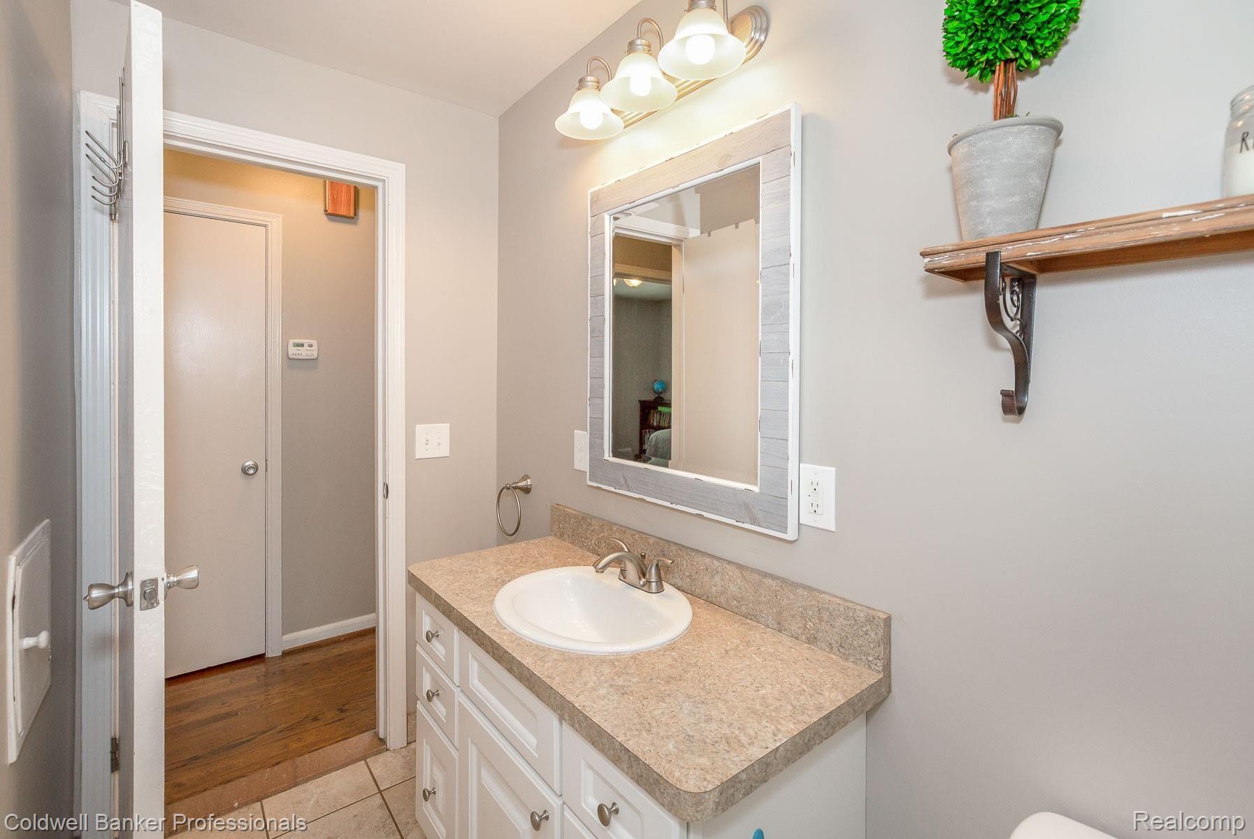 3234 Warick Road Royal Oak, MI 48073 - Photo 21 of 37 Hall bath!